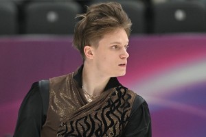 Фигурист Евгений Семененко выиграл короткую программу на турнире в Словакии, обойдя олимпийского чемпиона